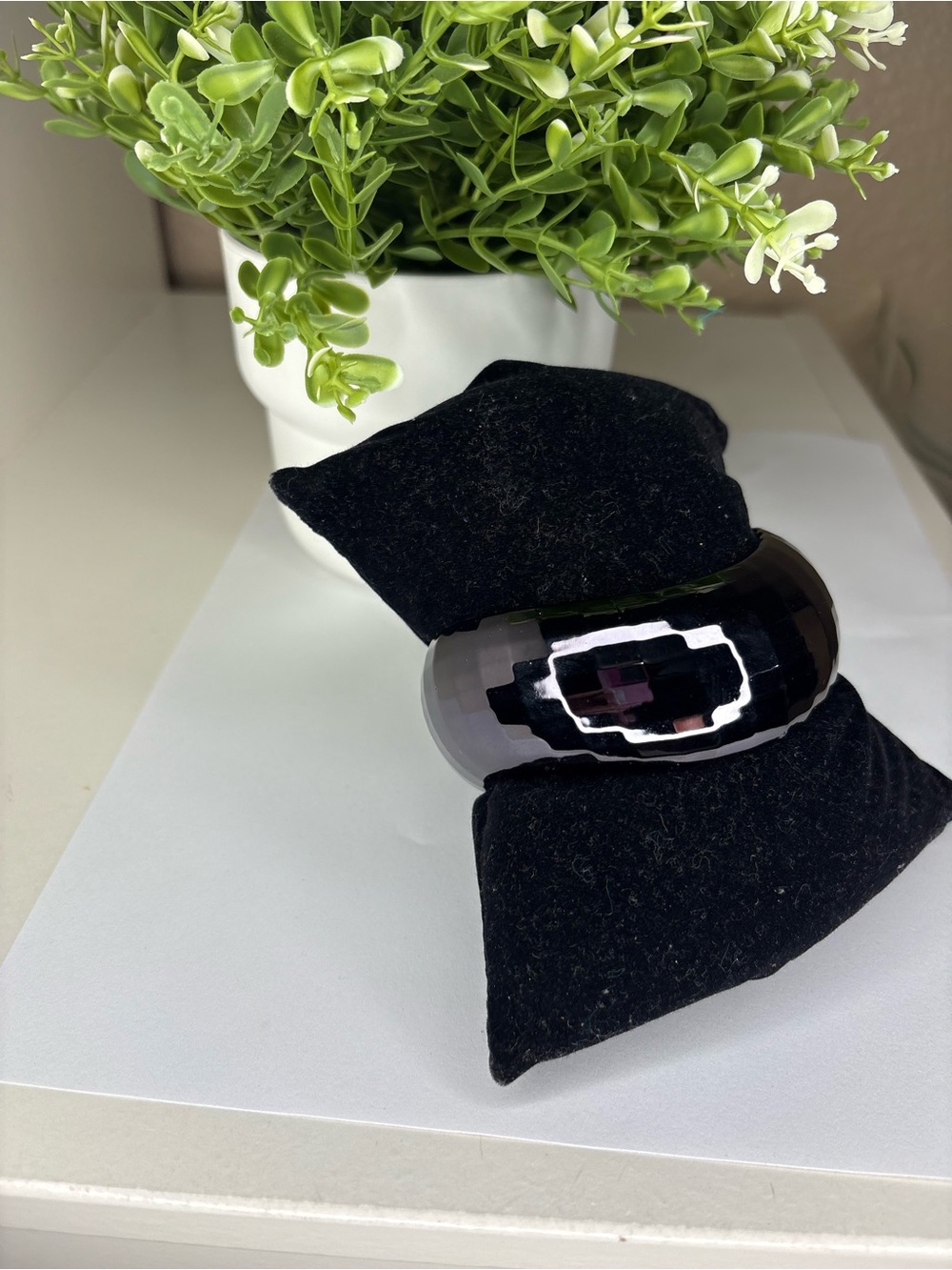 Vintage Black Faceted Chunky Acrylic Bangle Bracelet – Glossy Retro Statement